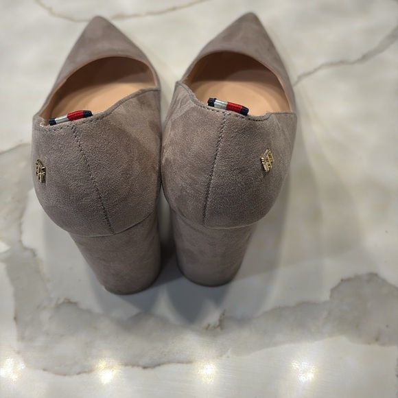 Tommy HilfigerTan Heels with Pointed Toe Design - Picture 10 of 12